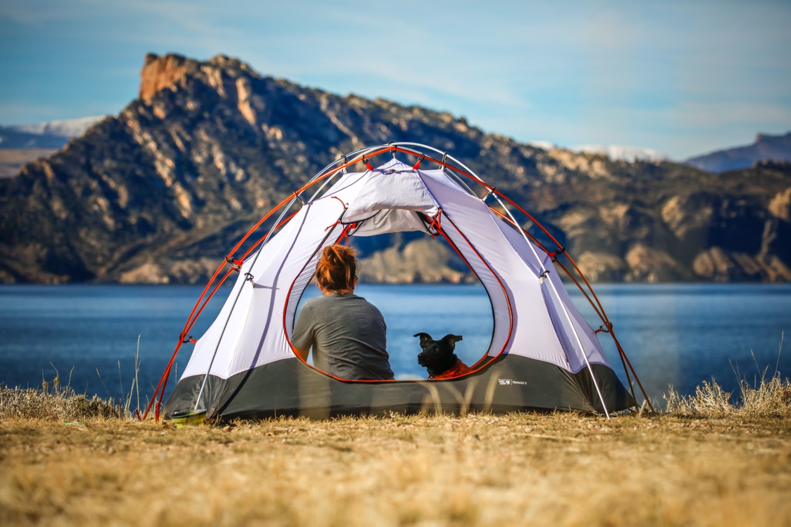 Camping Essentials: Die besten Zelte, Schlafscke, Campingkocher & Co
