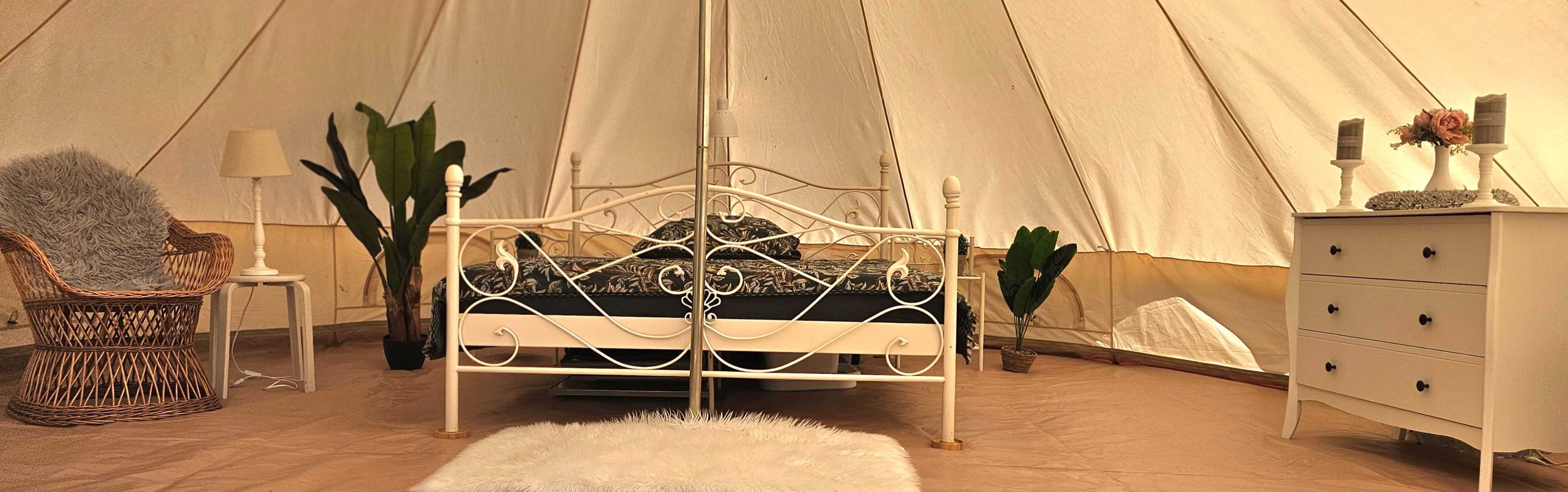 Tipi tent/yurt tent and motorhome parking space
