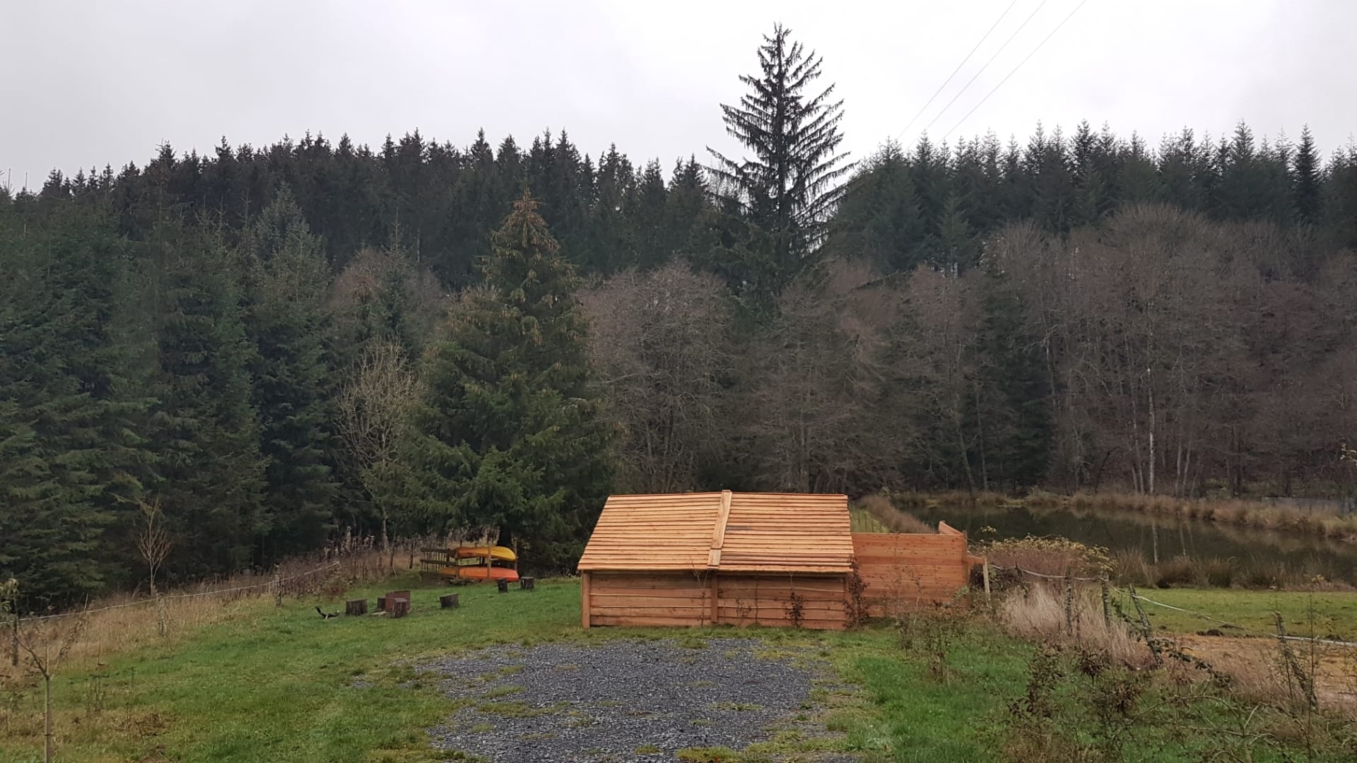 Camping pitch with pond and covered picnic area in the Ardennes (Houffalize)
