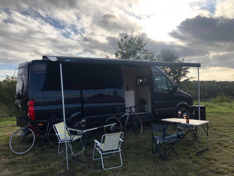 Moderne volledig uitgeruste stealthcamper afbeelding 1