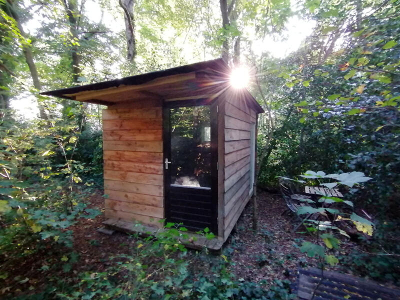 Overnachten tussen de bomen of weiland afbeelding