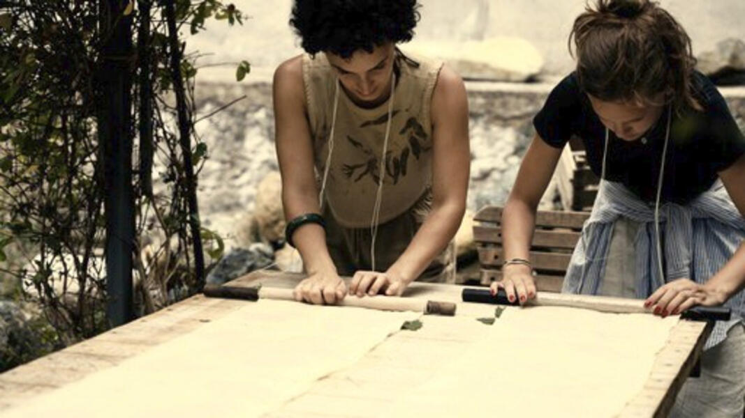 Tent aan de rivier met een natuurlijke spa