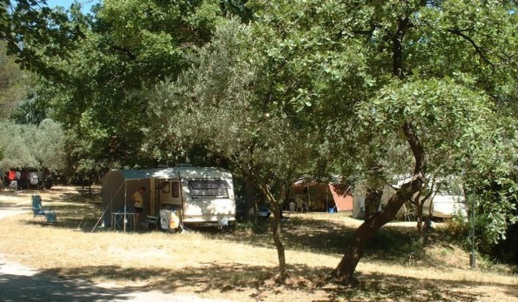 Camping aan de voet van de Luberon in de Provence - Natuur- en wandelvakanties afbeelding 1