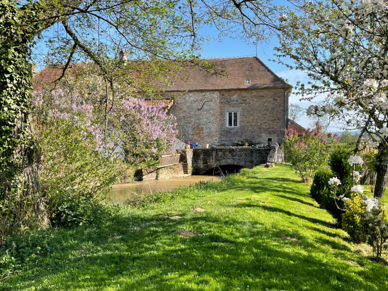 Kamperen bij de historische molen uit de 14e eeuw in Bourgogne Franche-Comté afbeelding 1