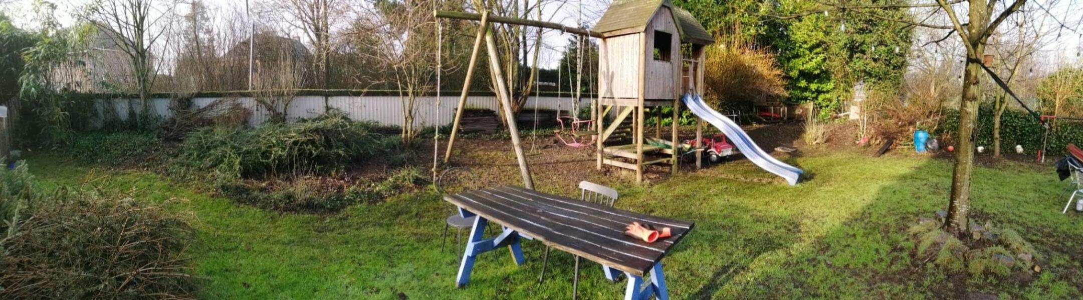 Leuke tuin met kampvuur.