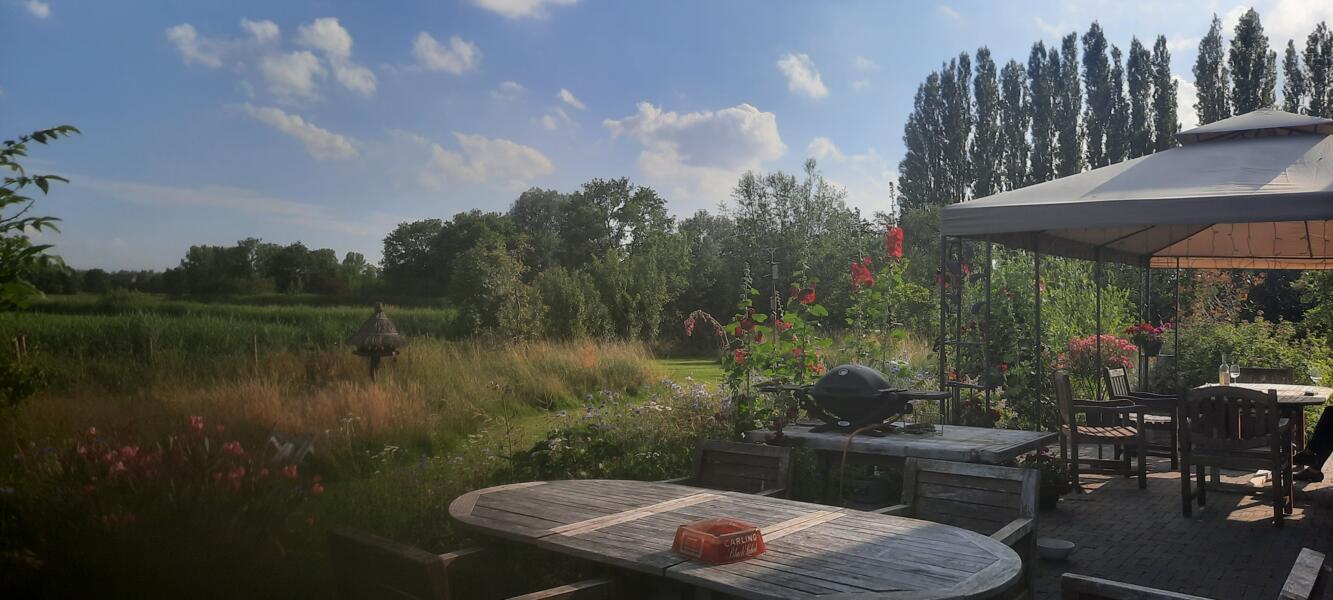 Kamperen in Utrecht met uitzicht op de dijk en weiland