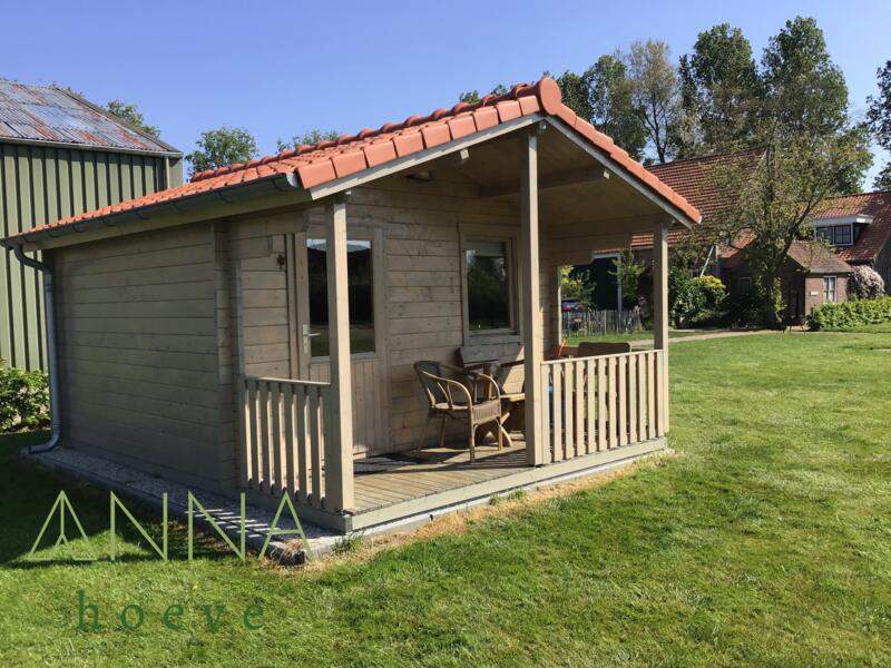 Trekkershut op kleine groene mini-camping in Zeeland