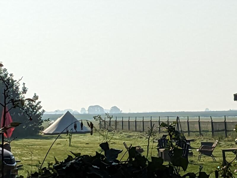 Quiet mini-camping with a view of the West Frisian Omringdijk