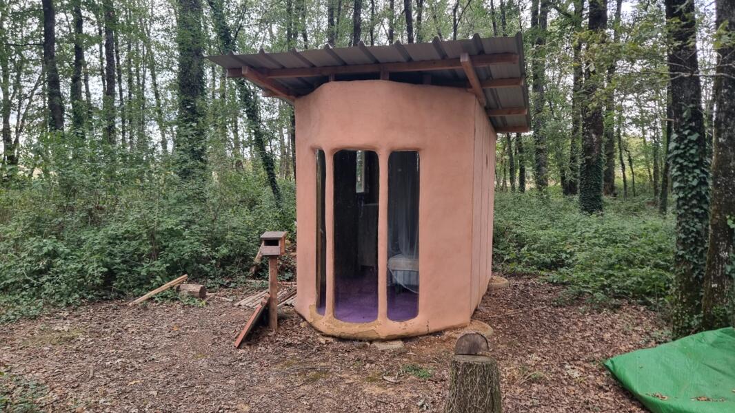 Cabane en terre dans les bois — architecture naturelle Champagné-Saint-Hilaire