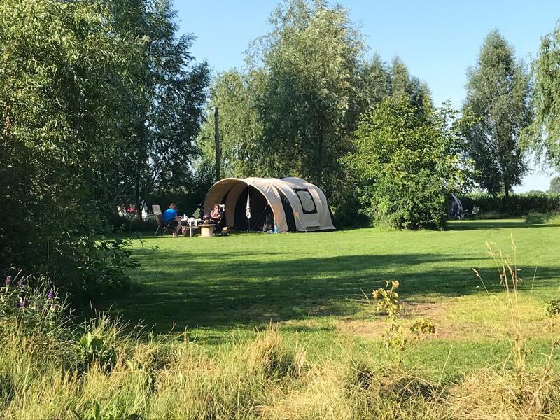 Camping in den Auen der Maas, mitten in der Natur.